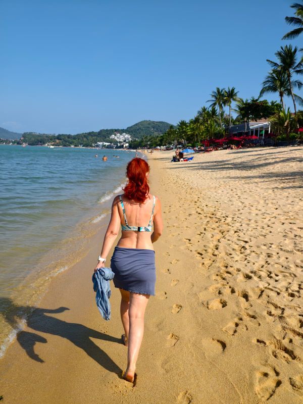 Karin von hinten beim Strandspaziergang