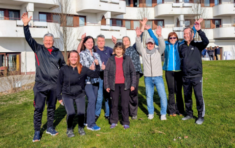 9-köpfige Fastengruppe vor dem Seehotel