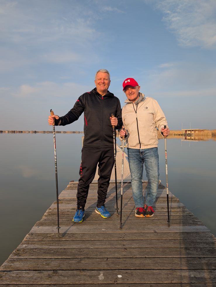 Zwei Männer mit Nordic Walking Stöcke am See