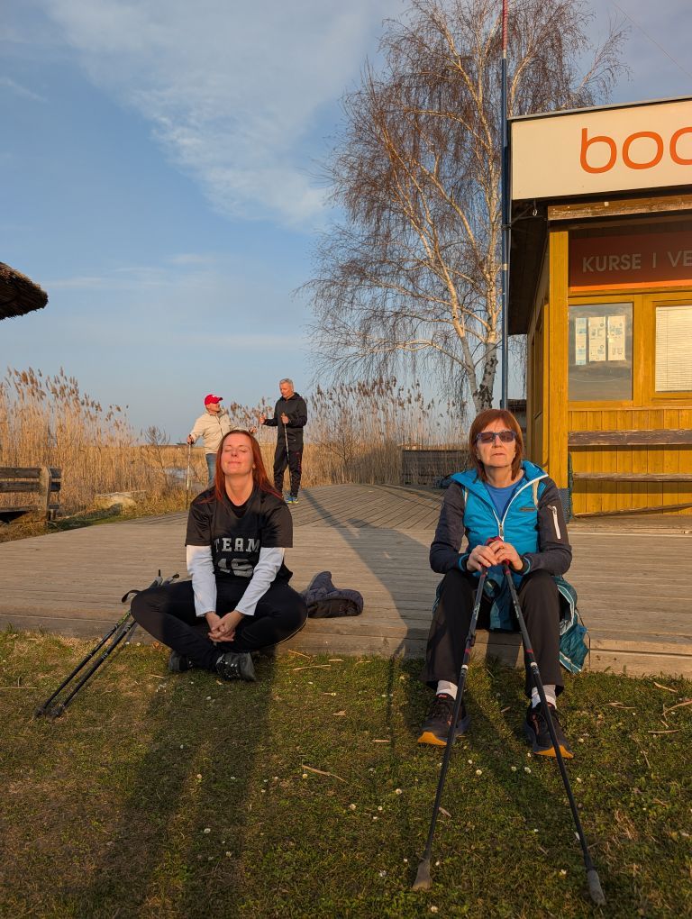 Zwei Frauen sitzend mit genussvoll geschlossenen Augen.