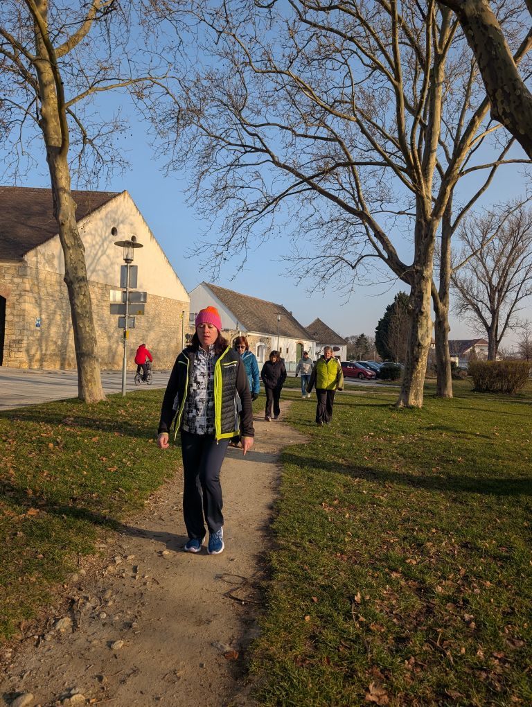 Fastengruppe im Gänsemarsch auf schmalem Weg zwischen Bäumen