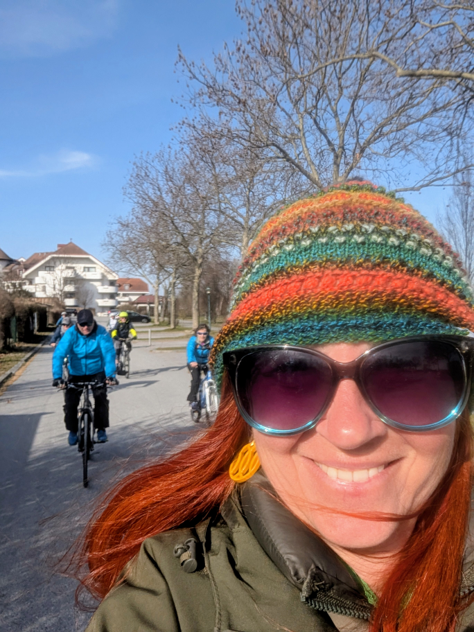 Karin Selfie - im Hintergrund ihre Fastengruppe auf Rädern