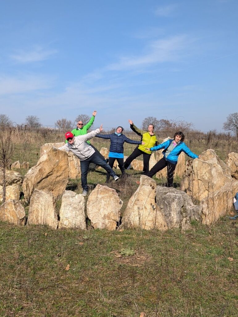 5 Teilnehmer zwischen großen Steinen