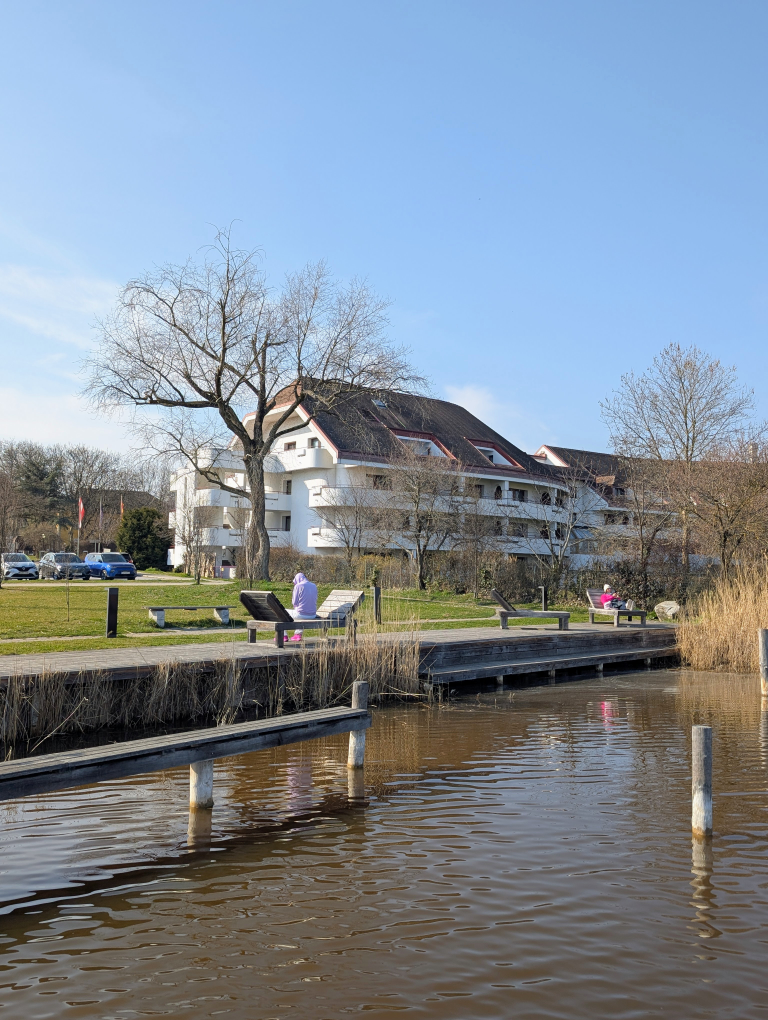 Das Seehotel - Ein großes weißes Gebäude mit vielen Fenstern und einem grauen Dach.