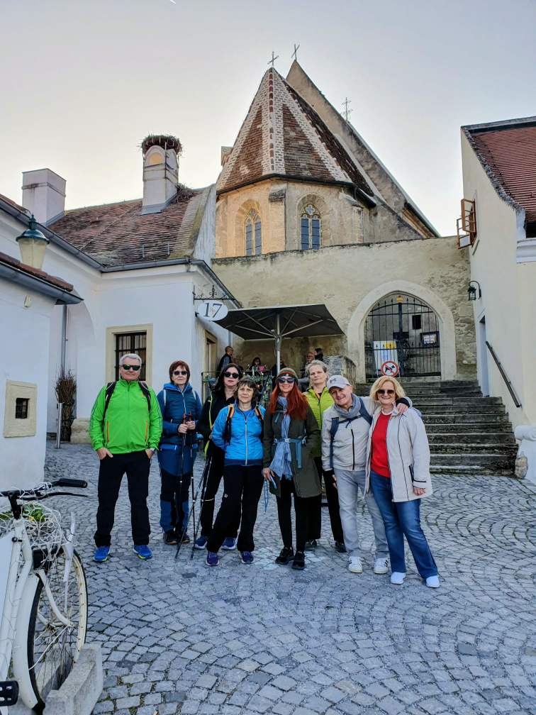 Die Fastengruppe steht am gepflasterten Hauptplatz