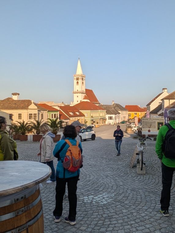 Blick vom oberen Ende des Hauptplatz in die idyllische Ruster Innenstadt