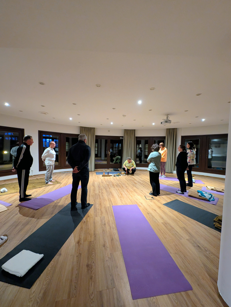 Fastengruppe stehend im Halbkreis