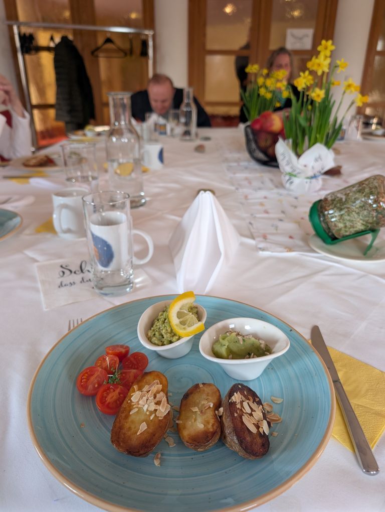 Teller mit Kartoffeln, Paradeiser und Gemüsedips