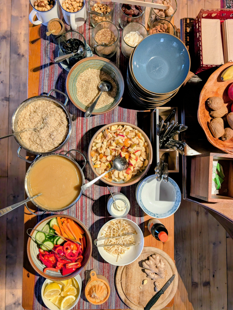 Viele Schüsseln gefüllt mit Gemüse, Apfelmus, Nüssen usw.