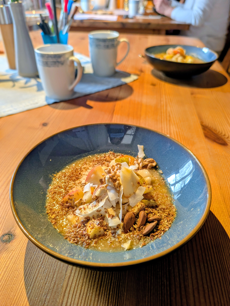 Schüssel mit basischem Frühstücksbrei