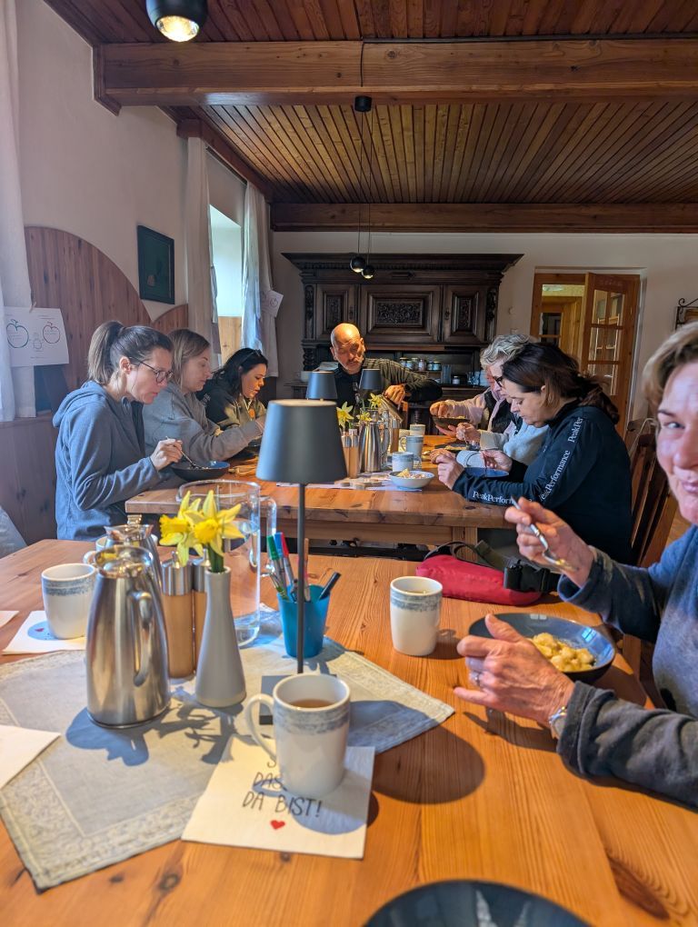 Fastengruppe am Esstisch