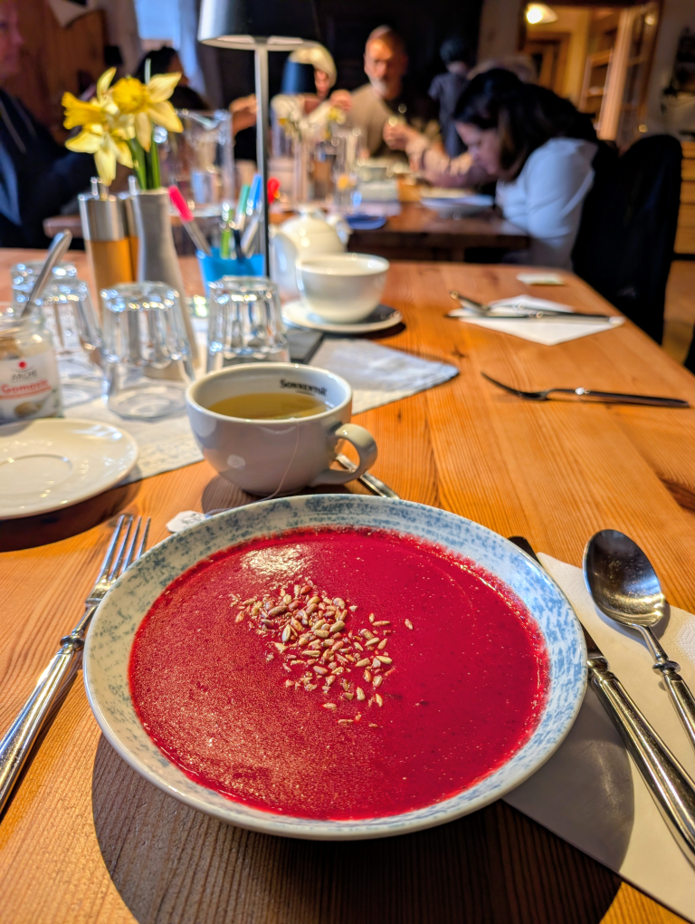 Teller mit roter Rübensuppe
