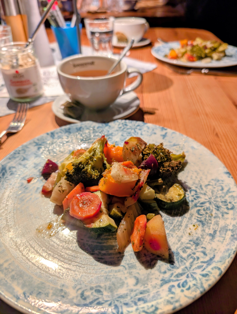 Teller mit buntem Ofengemüse