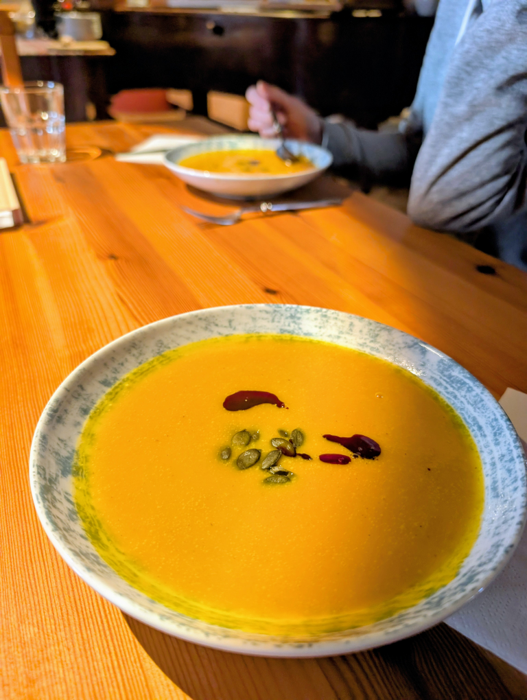 Teller mit Kürbiscremesuppe