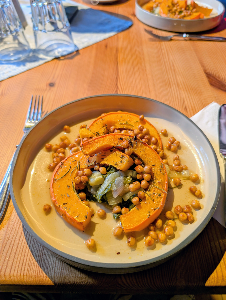 Teller mit Kürbisgericht