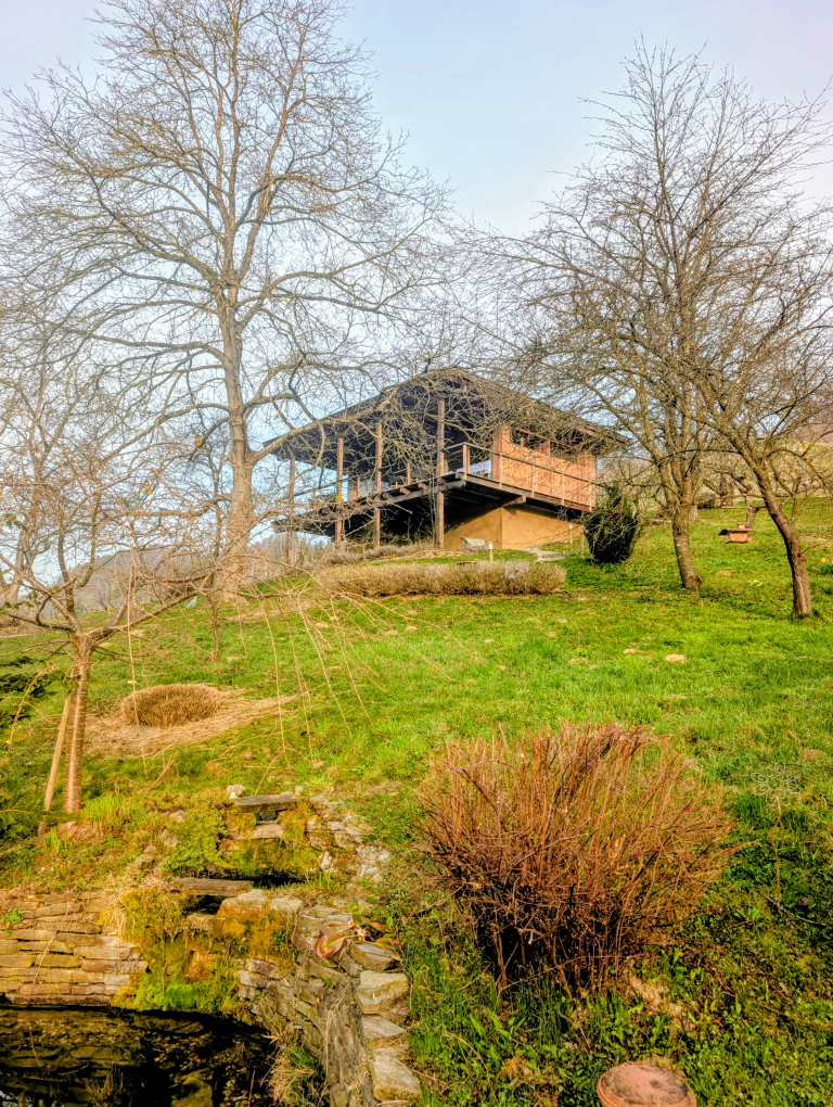 Holzhaus in Hanglage