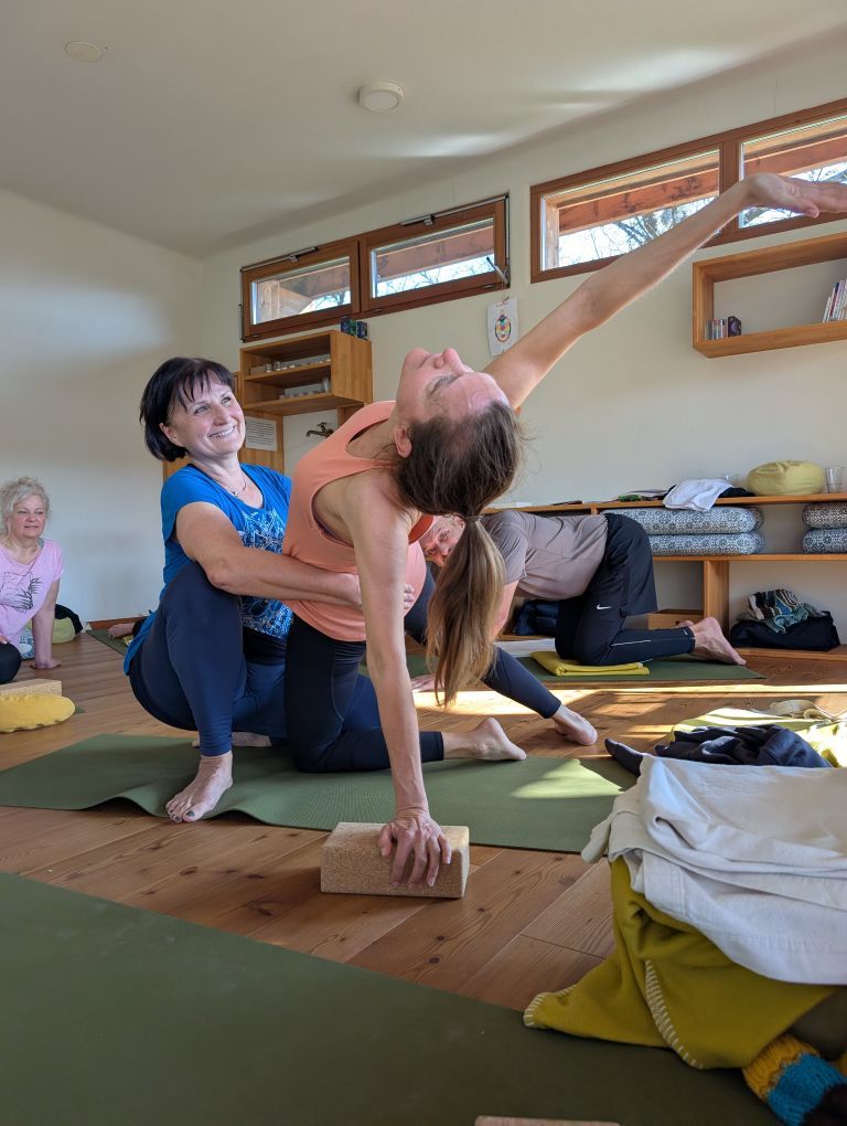 Sabine Wilde unterstützt einer Teilnehmerin bei einer Rückbeuge