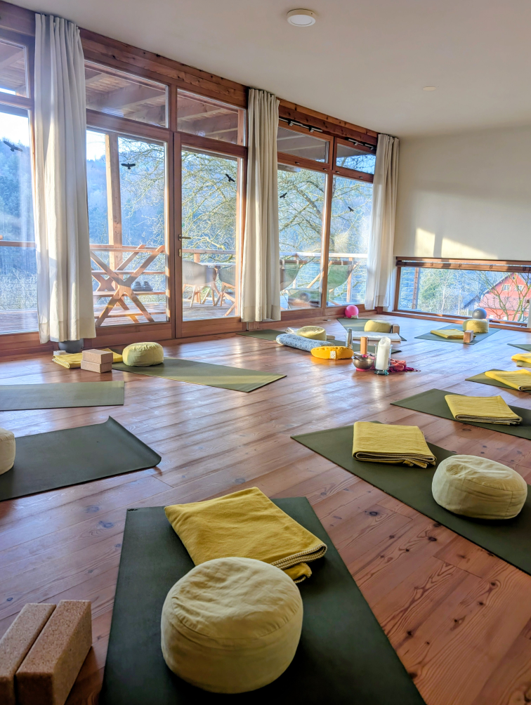 Lichtdurchfluteter Raum mit leeren Yogamatten