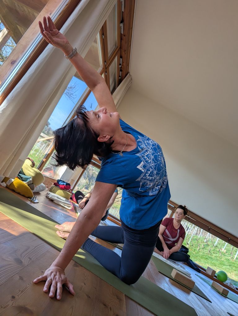 Sabine in einer atemberaubend schönen Rückbeuge