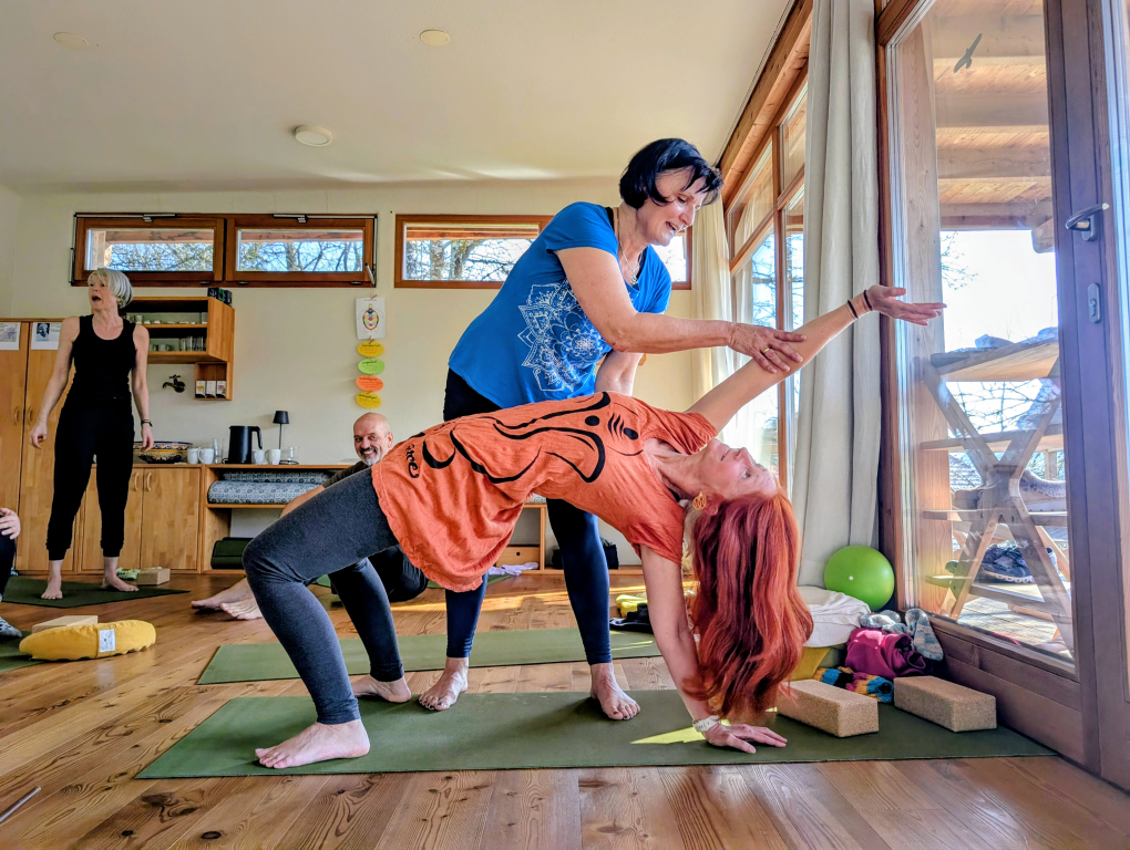 Karin in einer Art vekehrter Tisch mit Rückbeuge, Sabine unterstützt sie dabei.