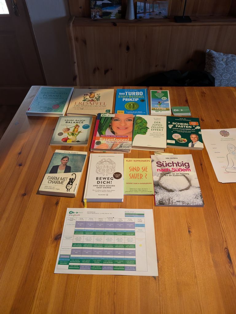 Tisch mit Fastenbüchern