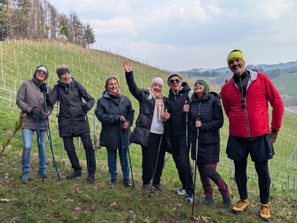 6 Frauen und ein Mann am Wiesenhang