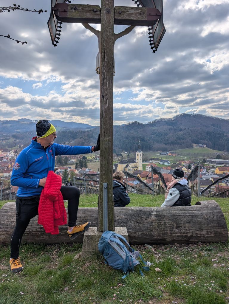 Blick vom Weinberg hinab nach Leutschach