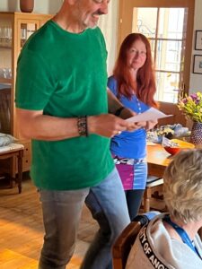 Thomas, ein sehr großer Mann, mit abgeschnittenem Kopf, und Karin, die ihm gerade die Urkunde überreicht.