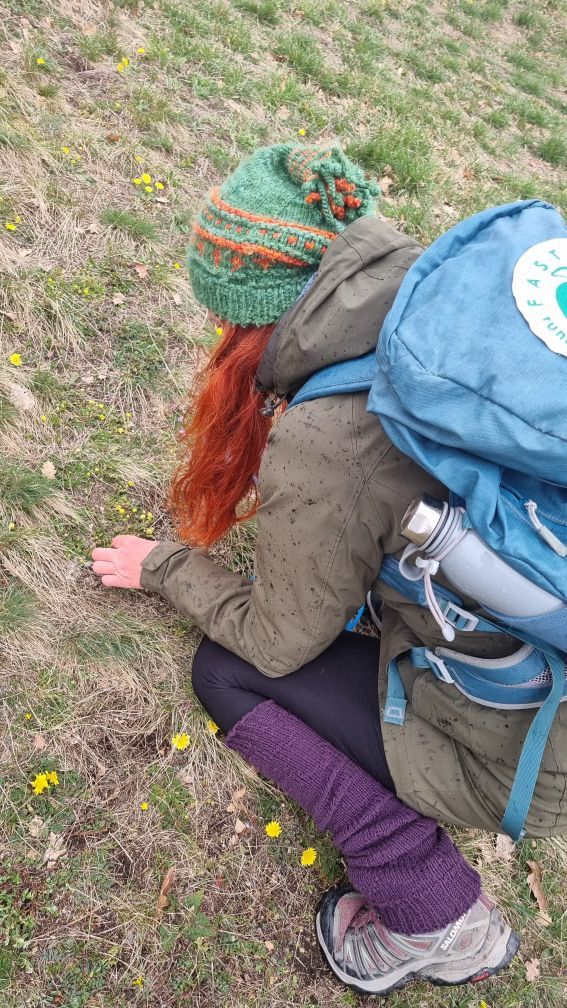 Karin von hinten, knieend am Boden.