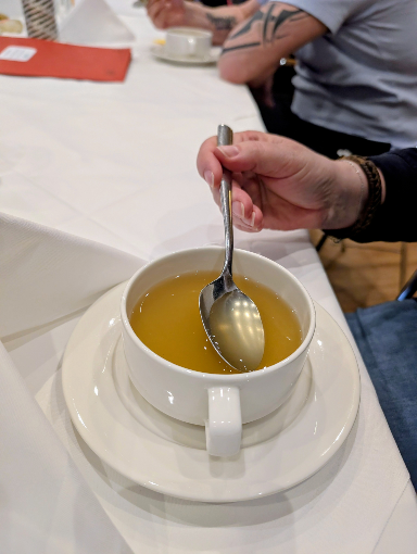 Suppenschale mit leerer Suppe