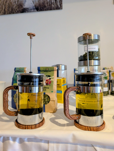 Zwei gläserne Teekannen