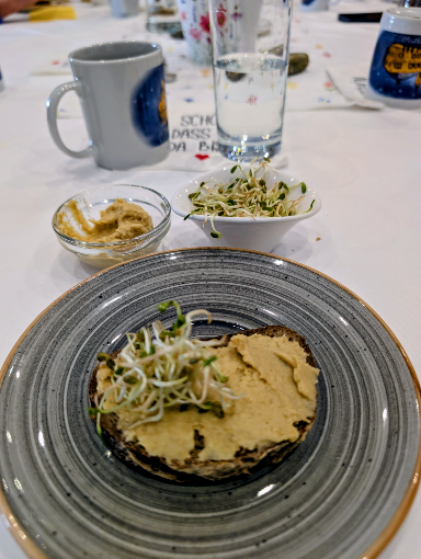 Eine Scheibe Brot mit Hummus und Sprossen