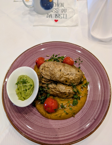 Teller mit 3 Kartoffeln, 3 Paradeiser und Gemüsesauce