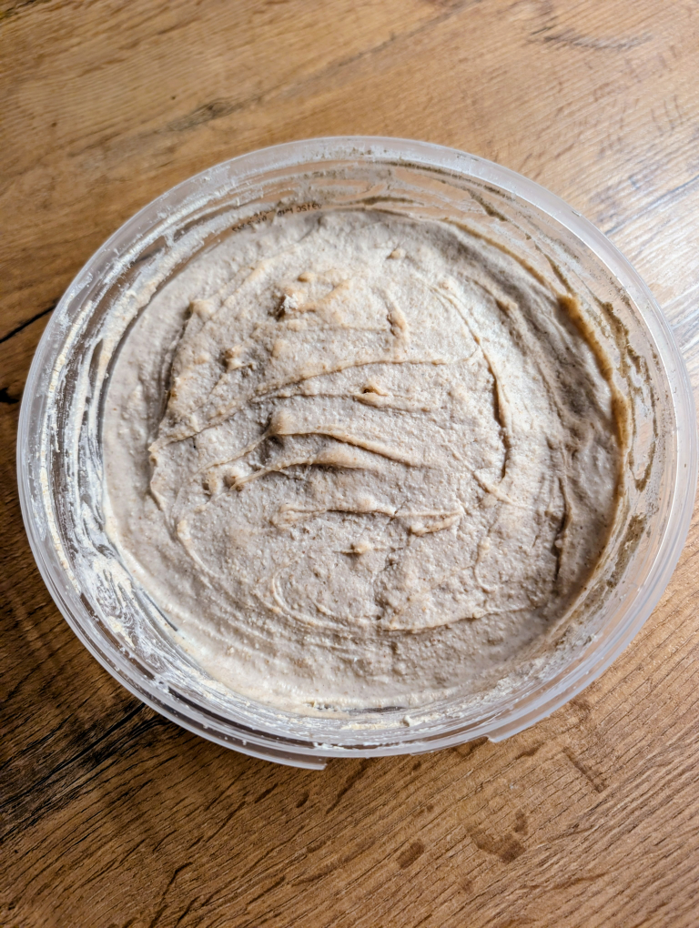 Schüssel mit Sauerteig