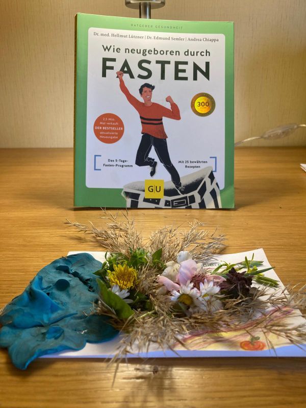 Selbstgemachtes Bild mit aufgeklebten Blumen