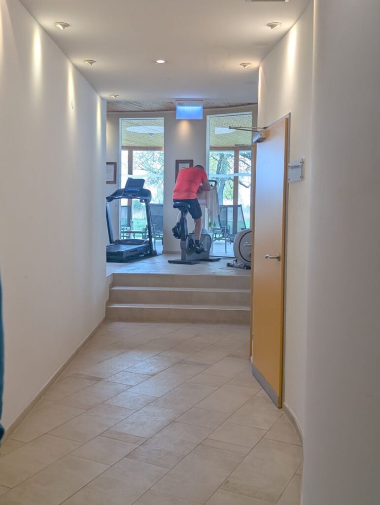 Mann sitzt am Hometrainer