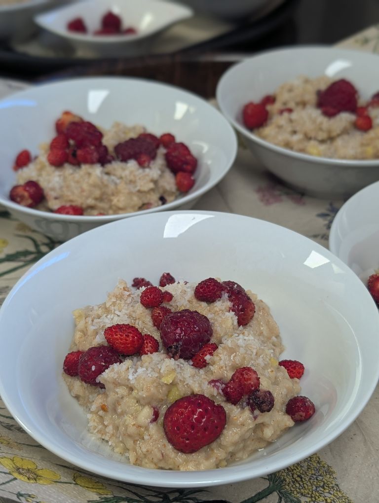 Müslischale mit Beerenmüsli
