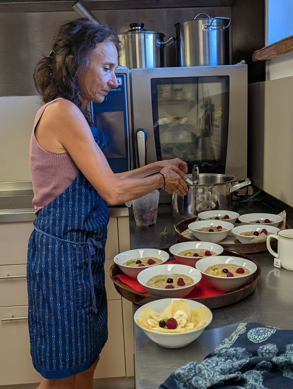 Claudi in der Küche beim  Zubereiten des Frühstücks