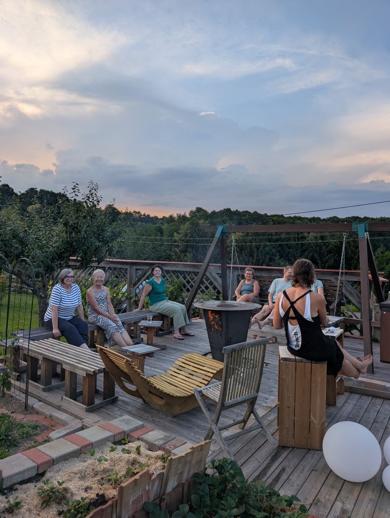 Fastengruppe gemütlich sitzend im Garten