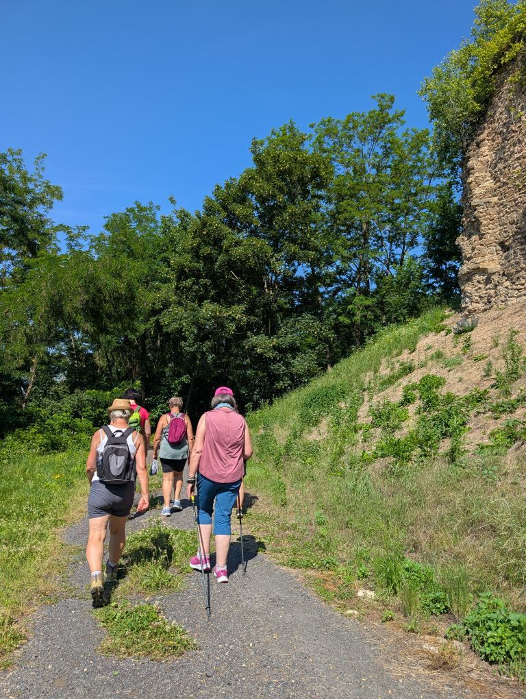 Fastengruppe wandernd von hinten 