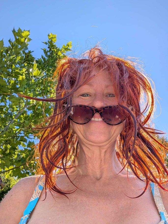 Karin Selfie mit zerfleddertem Haar nach dem Schwimmen
