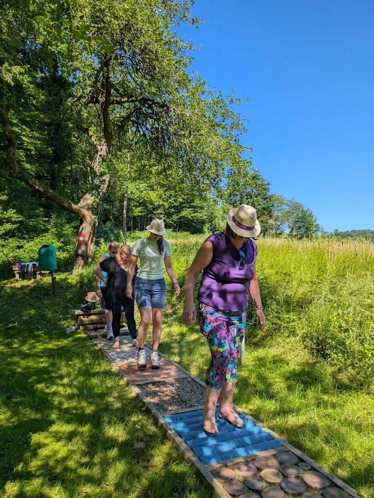 Menschen am Barfußweg