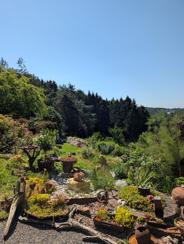 Blick auf einen wunderbar angelegten Garten