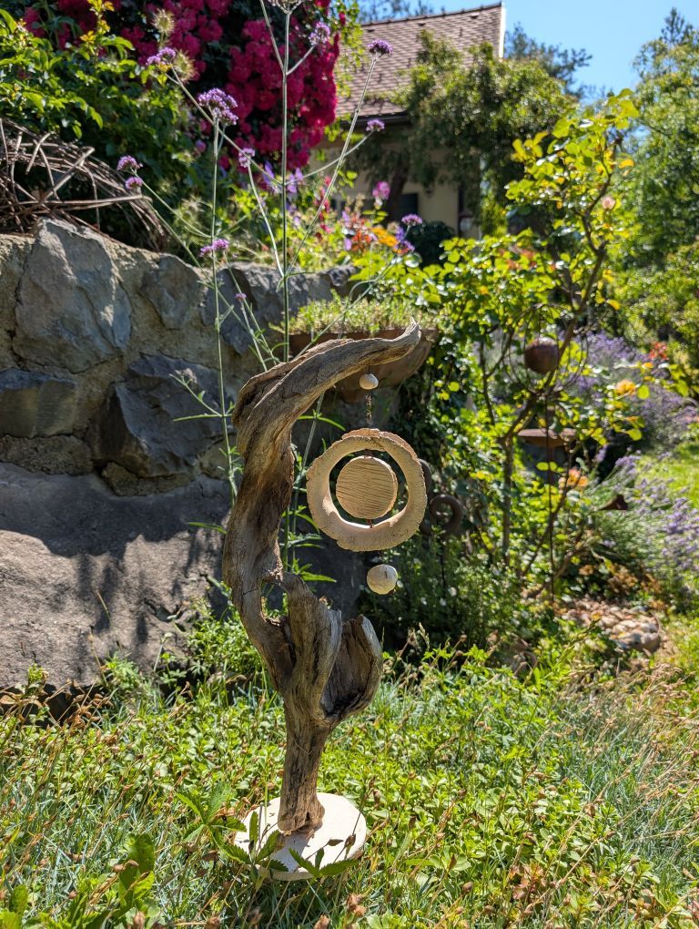 Kunstvolles Keramikwerk im Garten