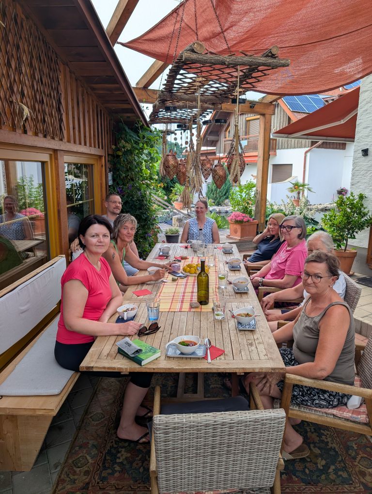 Fastengruppe am Gartentisch