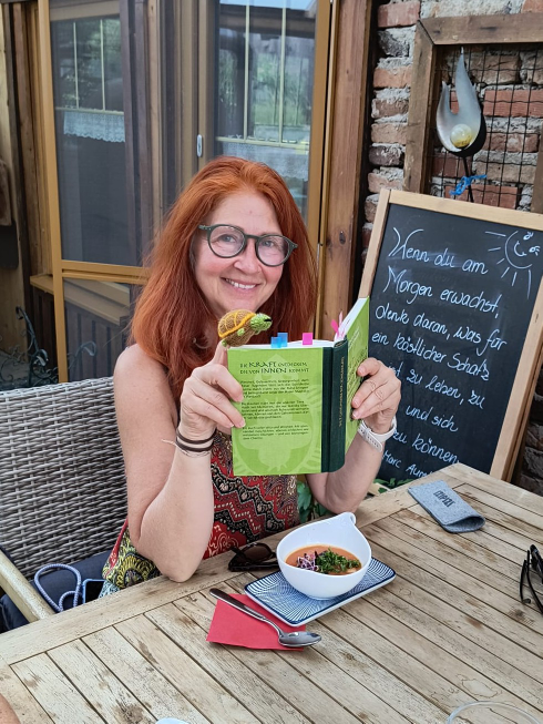 Karin mit Buch und Finger-Schildkröte