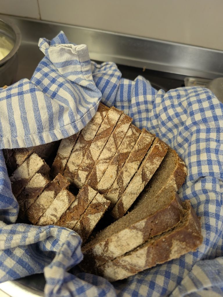 Frisch geschnittenes Brot in einem Körbchen