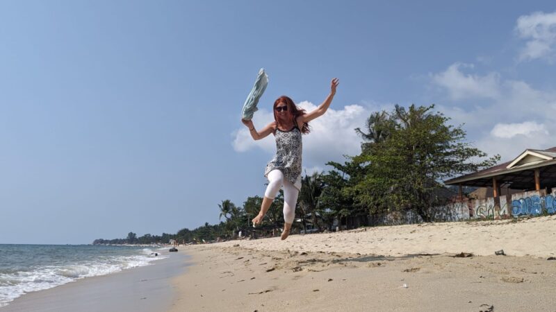 Karin springend am Strand