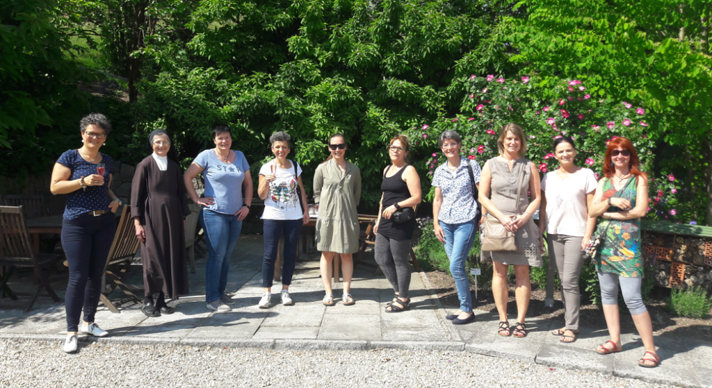 10 Frauen vor dem Klostergarten - Die Lehrgangsgruppe mit einer Klosterschwester