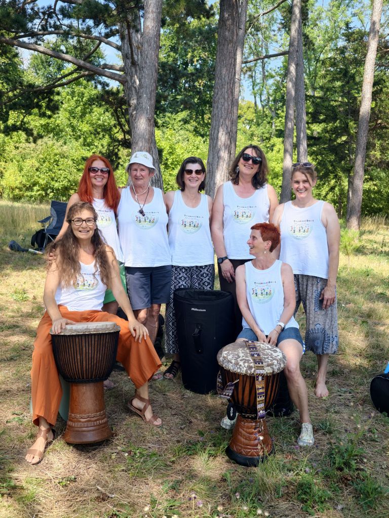 Die Trommelbunt-Gruppe -7 Frauen mit gleichem T-Shiirt